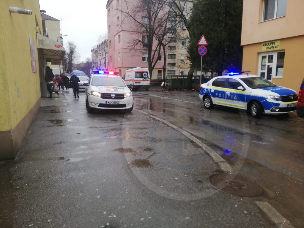 Femeie amenințată cu pistolul de doi minori, în Satu Mare. Alertă în Micro 14