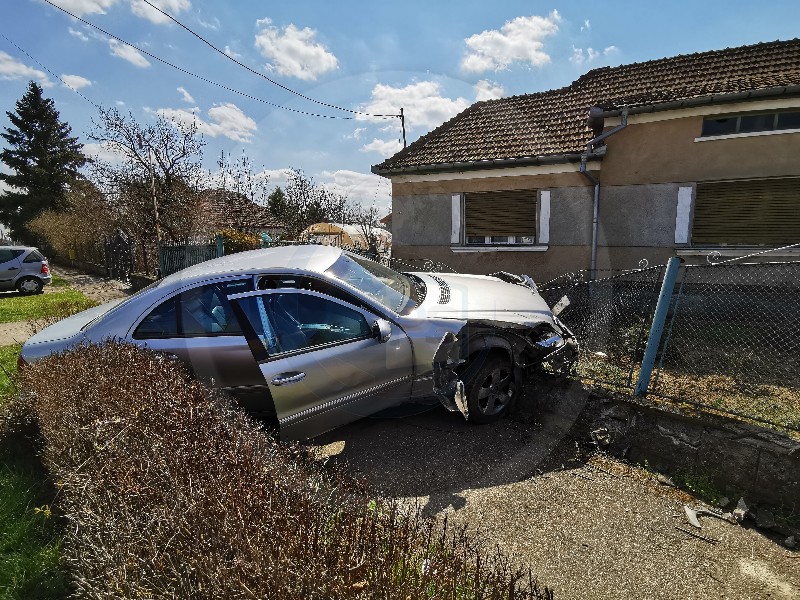 FOTO. Kerítést döntött a Mercivel