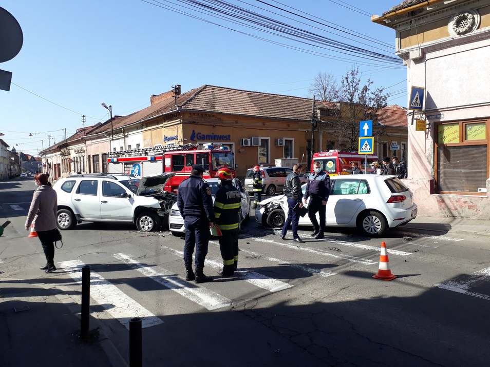 FOTO. O sătmăreancă a provocat un carambol pe străzile din Oradea. O persoană rănită