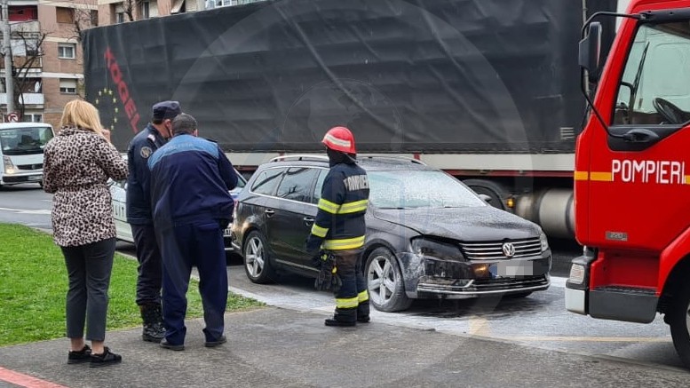 HELYSZÍNI KÉPEK! Menet közben gyulladt ki a Volkswagen a Károlyi úton
