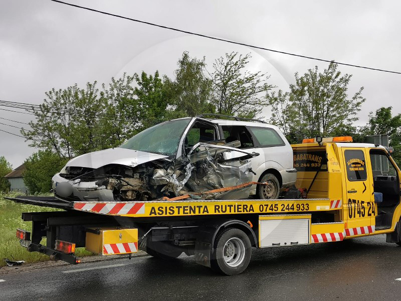 FOTO. Tânăr de 19 ani, rănit grav în accidentul din Mădăras. Șoferii au suferit răni ușoare