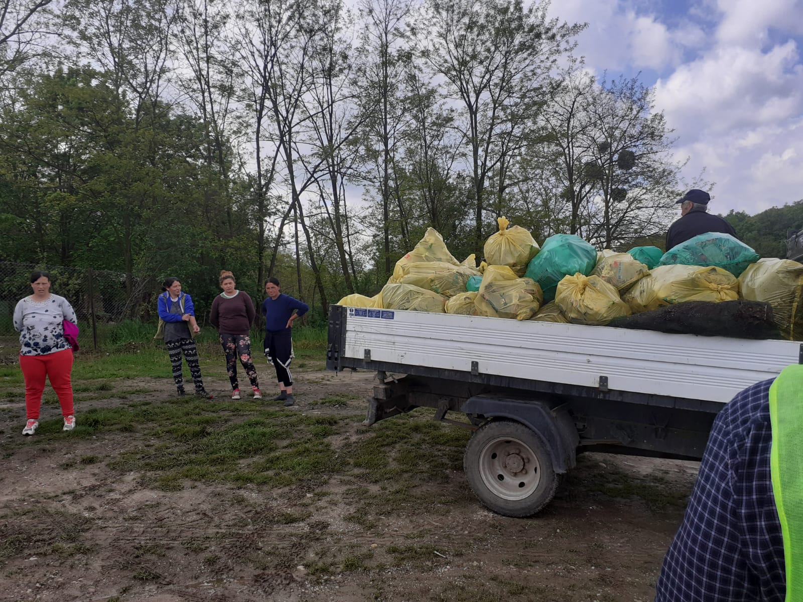 Unii sătmăreni își aruncă gunoaiele pe unde apucă! Remedii: camere de supraveghere și poliții locale