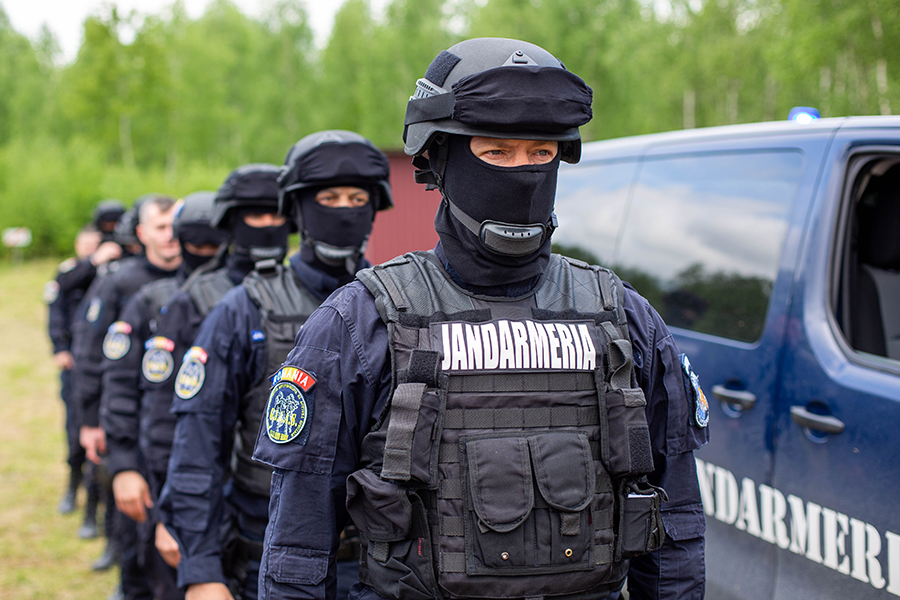 Așa da! Un jandarm din Carei a găsit o sumă mare de bani, a căutat proprietarul și i-a returnat