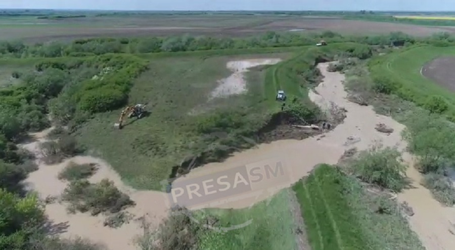 VIDEO-dronă. Dig distrus în județul Satu Mare. Ruptură de câțiva metri, pericol de inundații