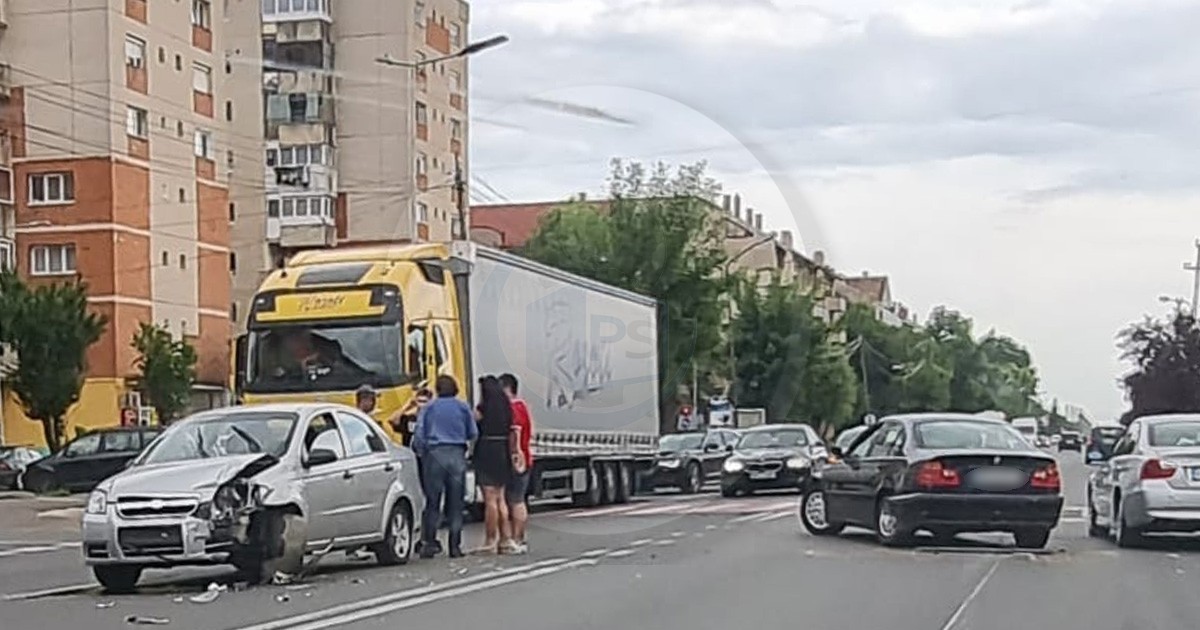 FOTOGALERIE. Baleset a Lucian Blaga sugárúton, az út közepén egyezkedtek
