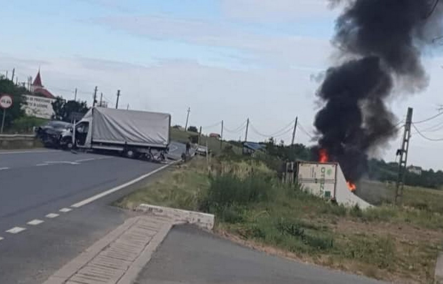 FOTO/VIDEO. Accident în lanț, TIR răsturnat, în flăcări! Drumul dintre Oradea și Arad, blocat