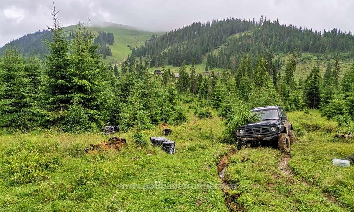 FOTO/VIDEO. S-au împotmolit. Contrabandiștii și-au abandonat mașina și "marfa" pe cărările de munte