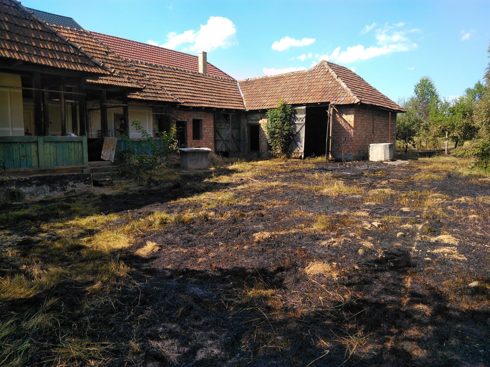 FOTO. Curtea unei case, pârjolită de un incendiu, în județul Satu Mare
