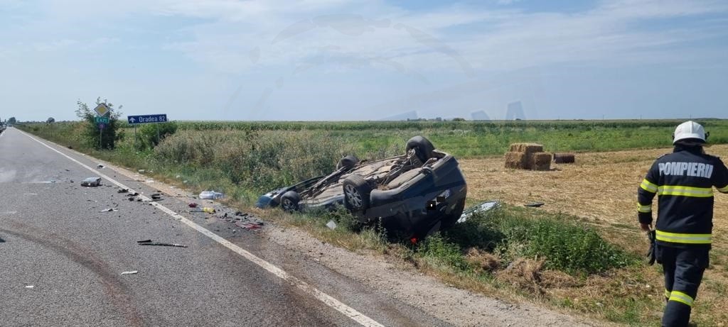 O șoferiță s-a răsturnat cu mașina în șanț! Doi pasageri au ajuns la Urgență, în Satu Mare