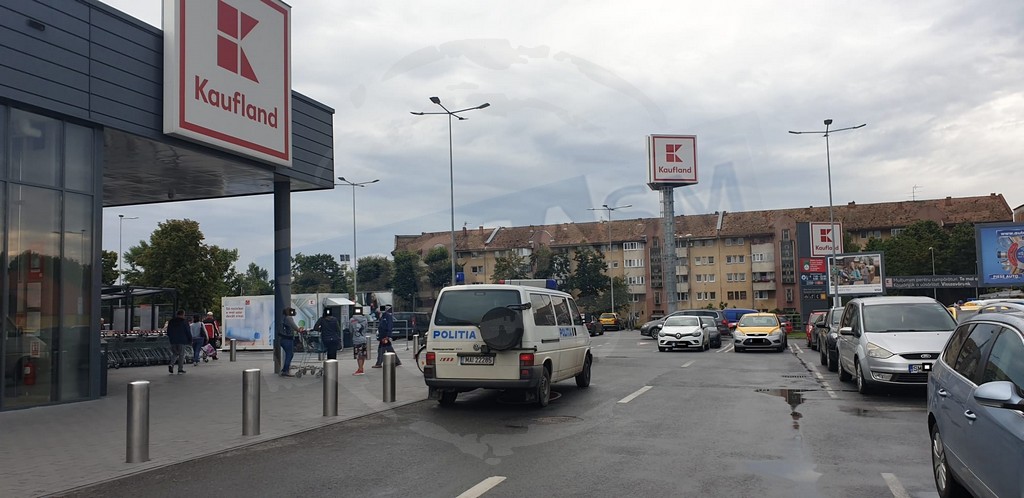 Bătaie la casele rapide, la Kaufland în Satu Mare. Un client i-a dat un cap în figură unui alt bărbat