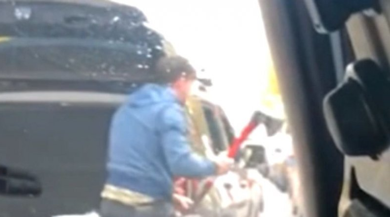 Mamă și fiu, cercetați penal. Au lovit un sătmărean cu toporul în cap. ”Am crezut că-l omor”