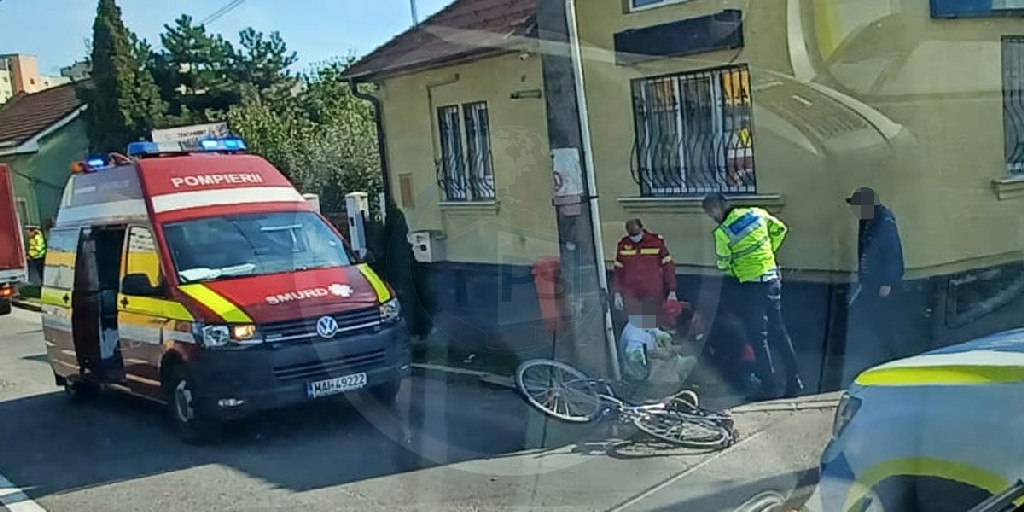 FOTO. Biciclistă (63 de ani), acroșată de un autoturism