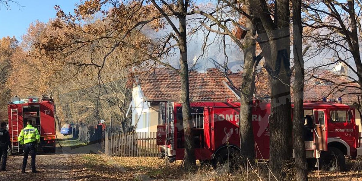 Incendii la cabanele din Mihăieni, lângă ștrand. Pericol de extindere la alte imobile