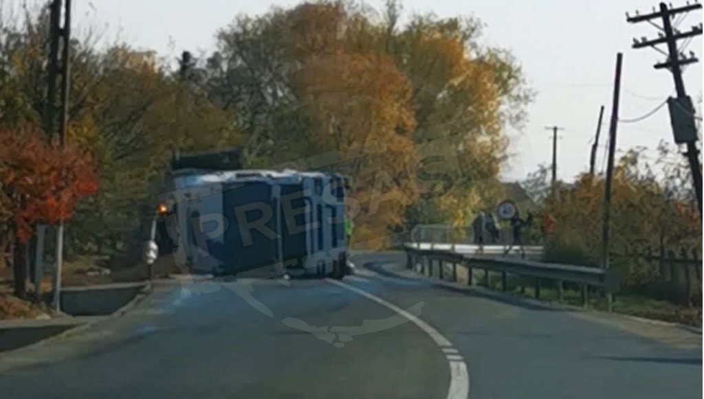 FOTO/VIDEO. TIR răsturnat, a derapat zeci de metri! Fără parapet ar fi fost dezastru