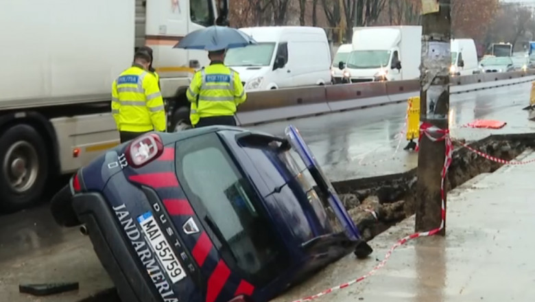 FOTO. Imaginea zilei. Mașină a Jandarmeriei, căzută cu totul într-un șanț