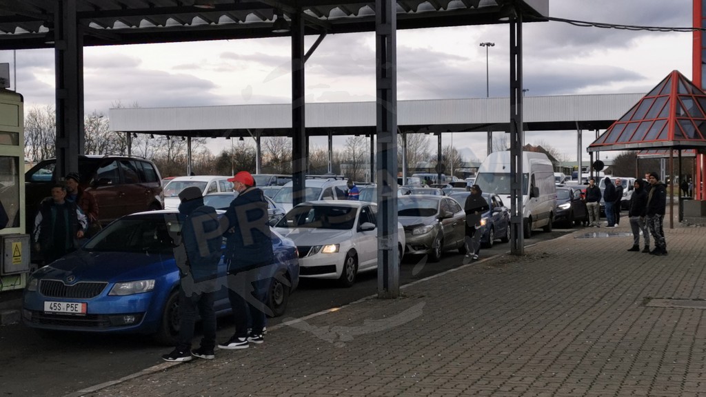 FOTO/VIDEO. Hatalmas torlódások a határátkelőknél