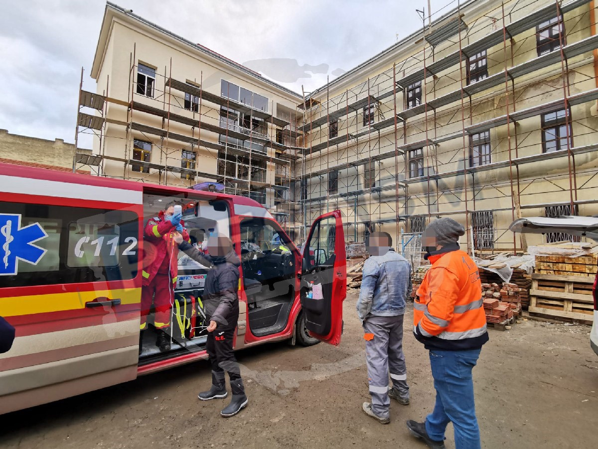 FOTO. Bărbatul căzut de la etaj, în curtea unui liceu din Satu Mare, este în stare foarte gravă!