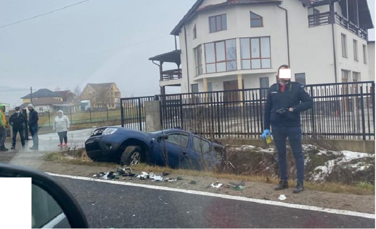 FOTO. Kamion dobta árokba a kiskocsit