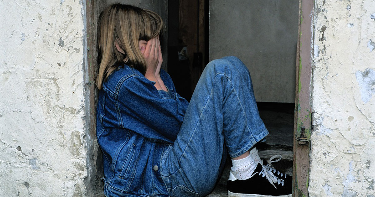 Fetiță (12) lovită de un bărbat pentru că a rupt o floare. Unchiul victimei s-a răzbunat