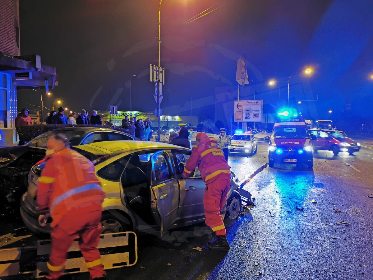 FOTO/VIDEO. Accident în lanț, cu persoană încarcerată, în municipiul Satu Mare