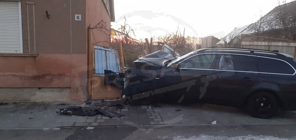 Un sătmărean beat a făcut prăpăd în trafic. O mașină în gardul unei case, alta în șanț