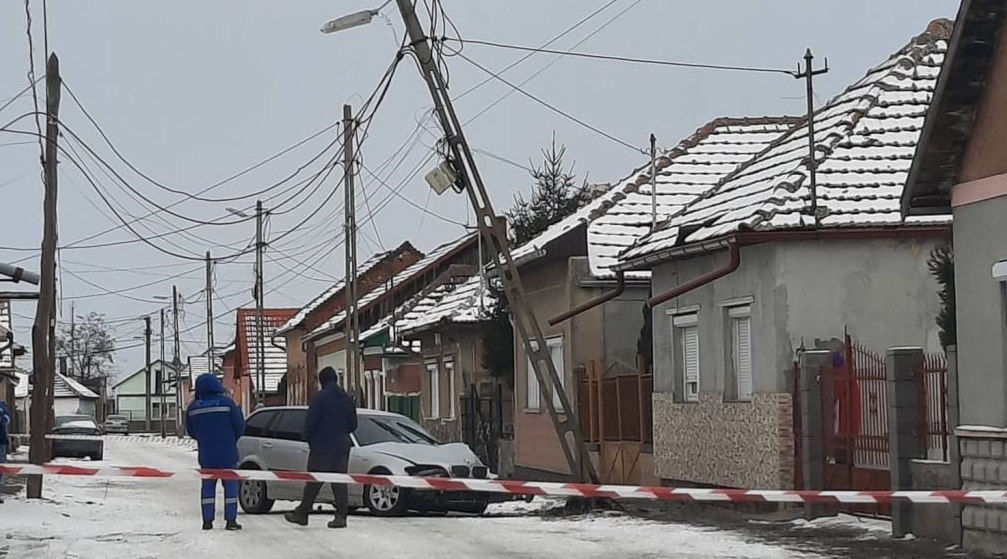 FOTO. BMW izbit în stâlp, de bună dimineața! Accident rutier la Carei