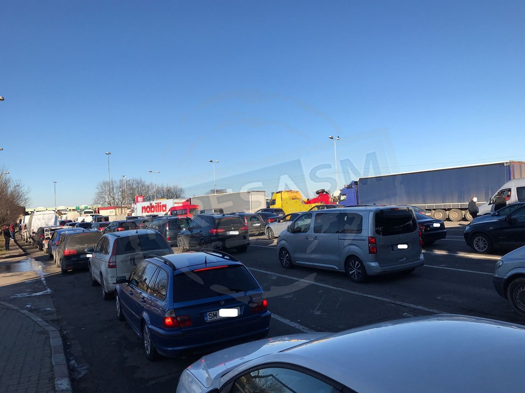 Vama Petea, cea mai aglomerată din vestul României. Se mai deschid temporar 3 puncte de trecere în județ