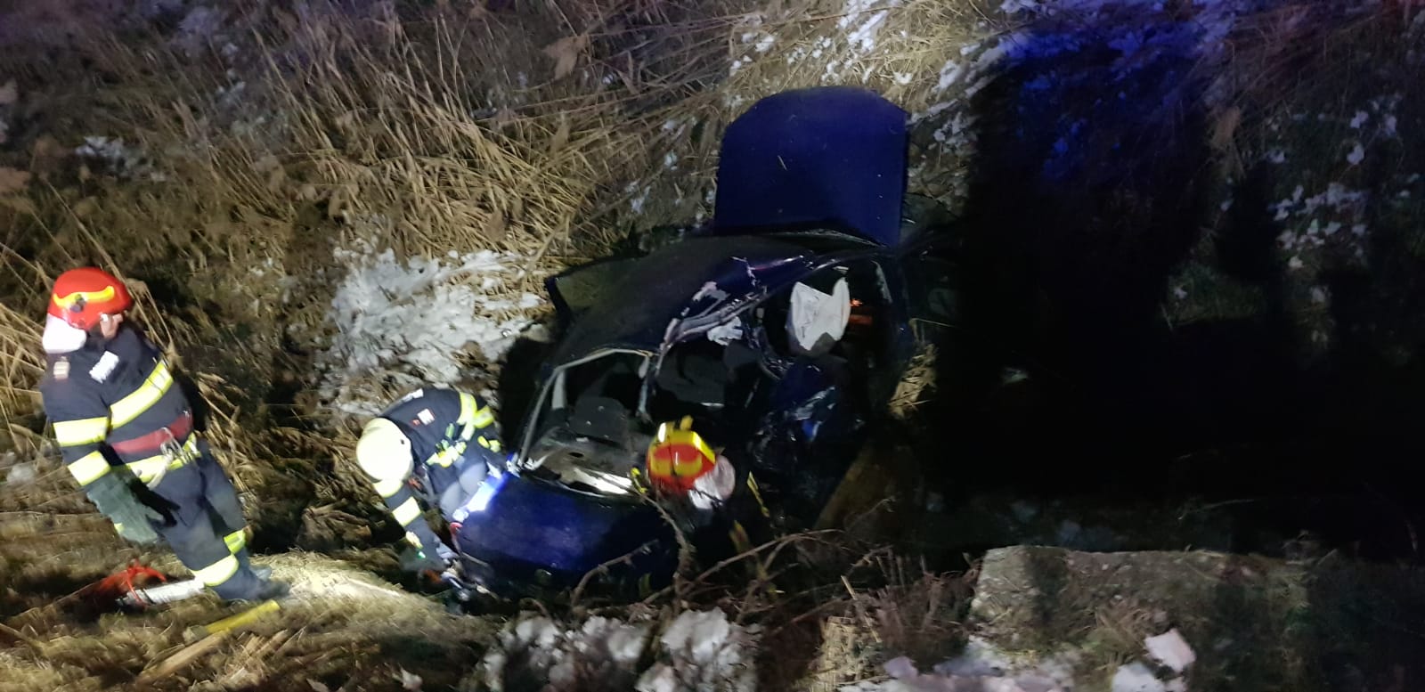 FOTO/VIDEO. Mașină spulberată de un tren! Doi copii (13 și 15 ani) au murit pe loc