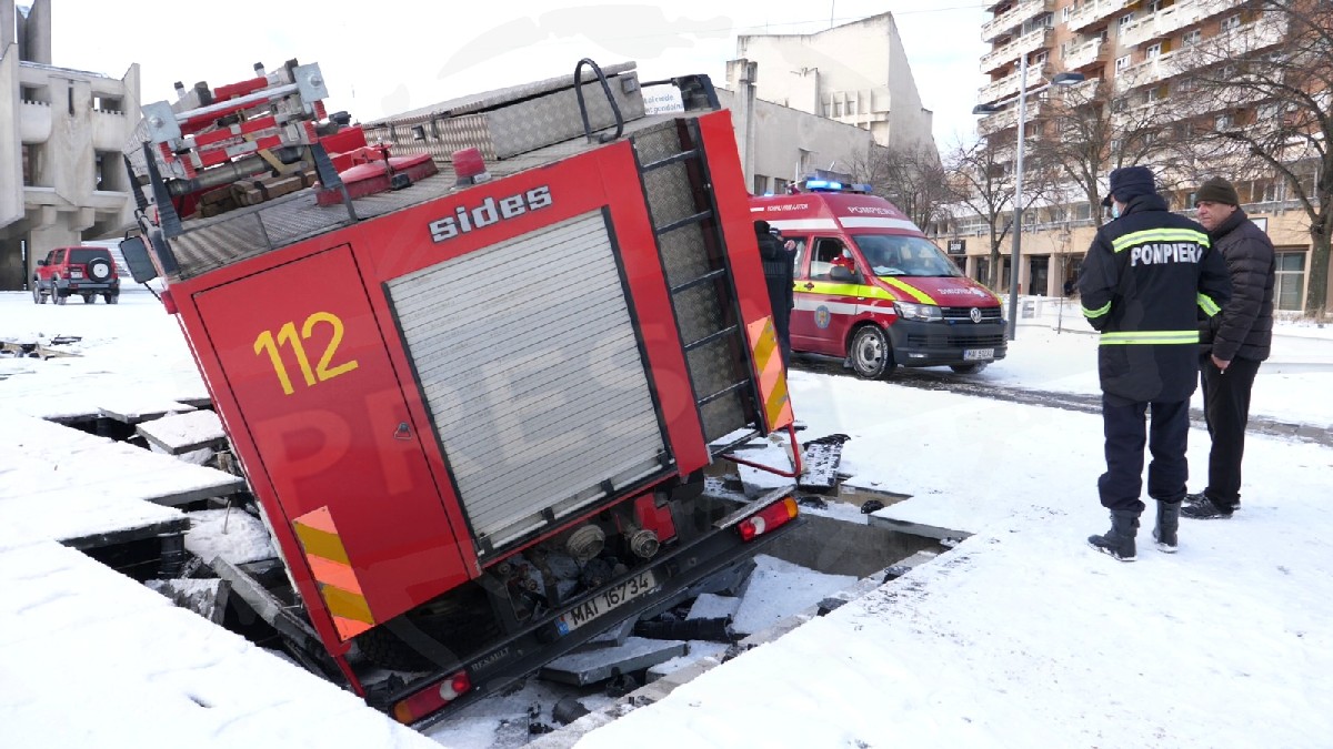 FOTO/VIDEO. Autospecială de pompieri, căzută în fântâna arteziană din centrul Sătmarului