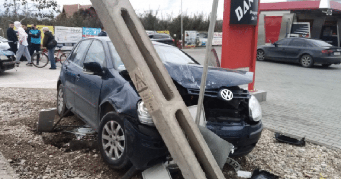 Beat la volan, un sătmărean și-a ”parcat” mașina într-un stâlp din Lazuri