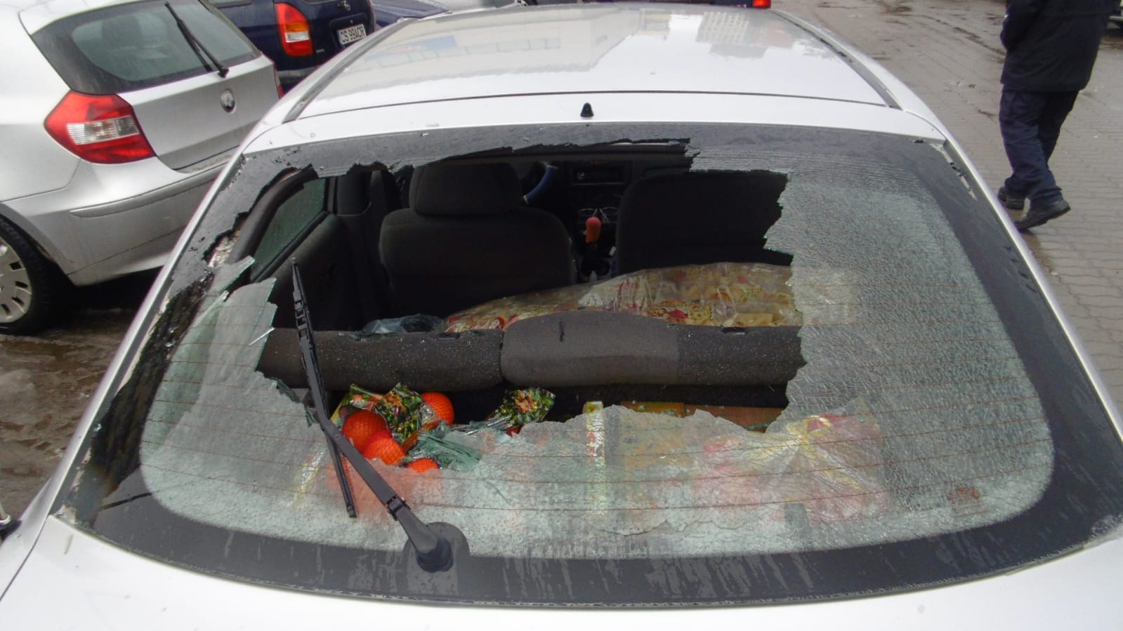 A vandalizat trei mașini și a spart geamurile unui imobil în municipiul Satu Mare