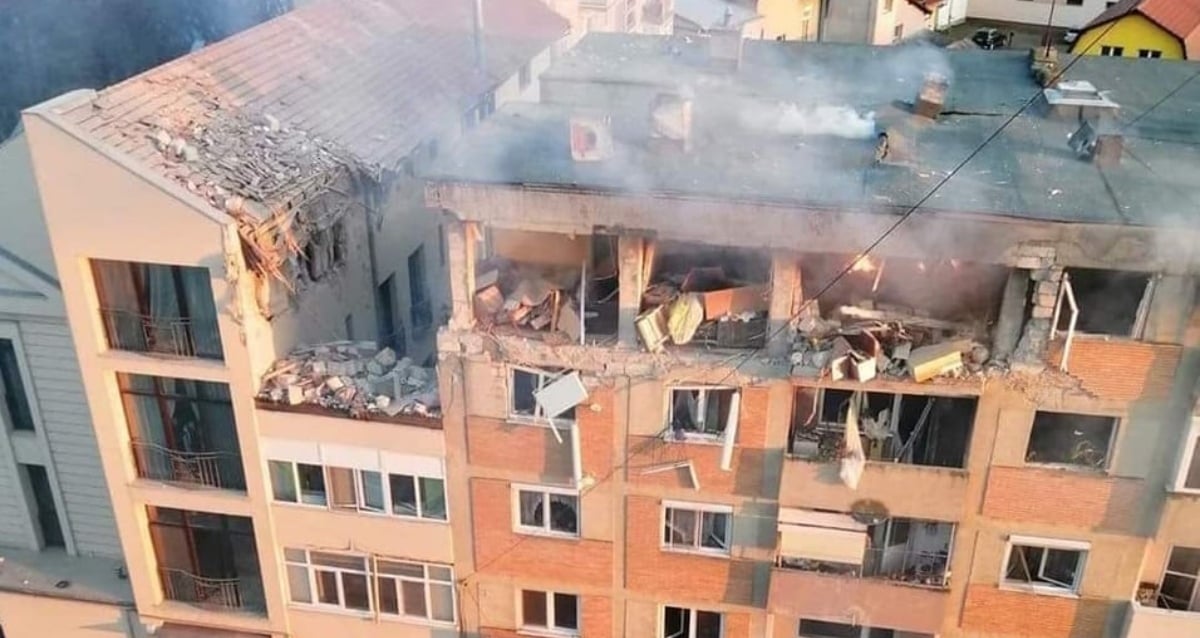 FOTOGALERIE. Situație disperată pentru careienii afectați de explozie. S-ar putea demola câteva etaje