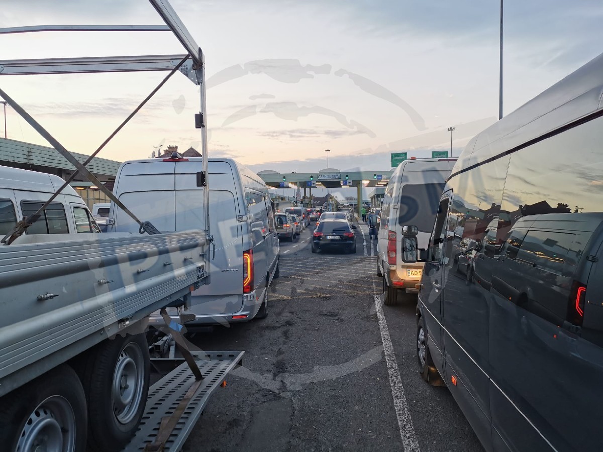 Vama Petea, luată cu asalt de refugiații ucraineni. La Halmeu e liniște