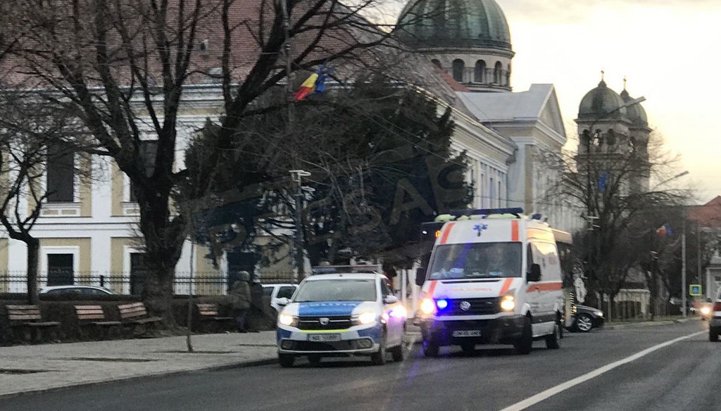FOTÓGALÉRIA! Ájultan esett össze a buszban a 18 éves lány
