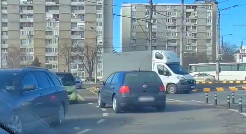 VIDEÓ! Forgalommal szemben, a körforgalomban is