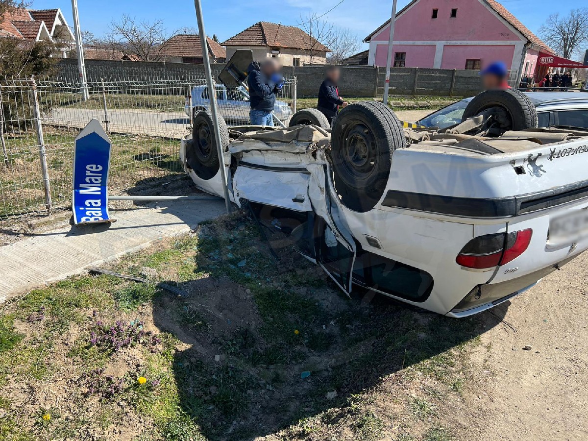 FOTO. Accident în județ! O mamă și un tânăr, printre victime. Mașină răsturnată