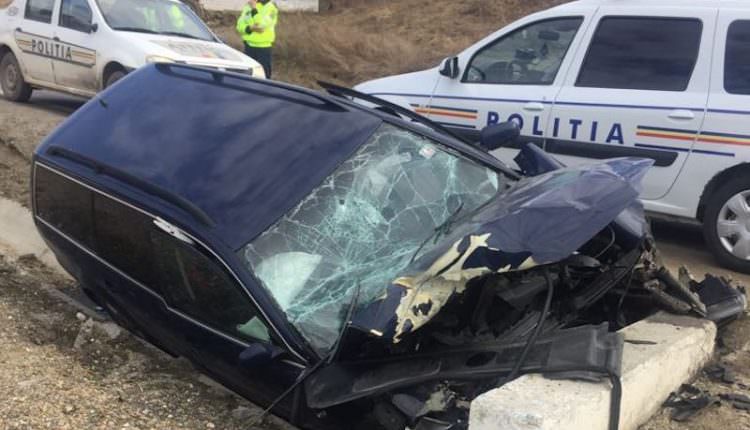 Astăzi, în județul Satu Mare. Un bărbat a ajuns cu mașina într-un cap de pod, victimă la Urgență