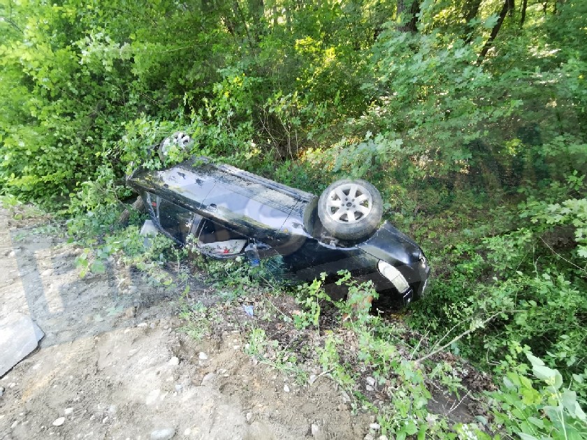 Accident grav în Satu Mare. Doi puștani s-au răsturnat cu mașina în șanț, în pădure