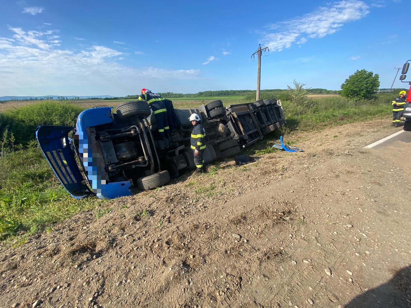 FOTOGALERIE. Un tir s-a răsturnat în județul Satu Mare. Doi tineri au fost răniți