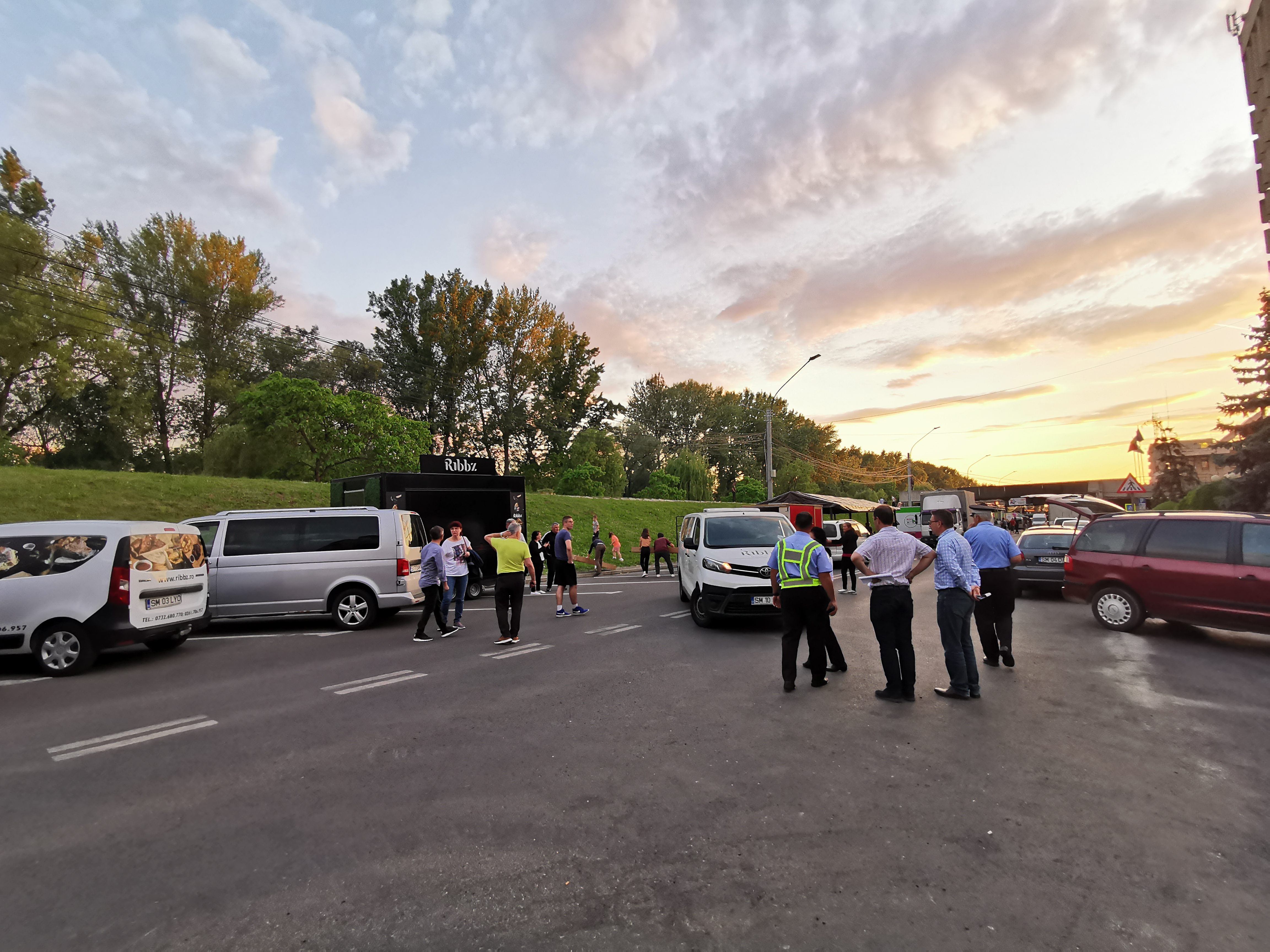 A rendőrség épülete mellett törtek fel egy autót a Városnapokon