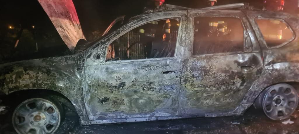 FOTO. Mașina unui sătmărean, făcută scrum de flăcări. Pompierii au salvat casa și tractorul de la incendiu