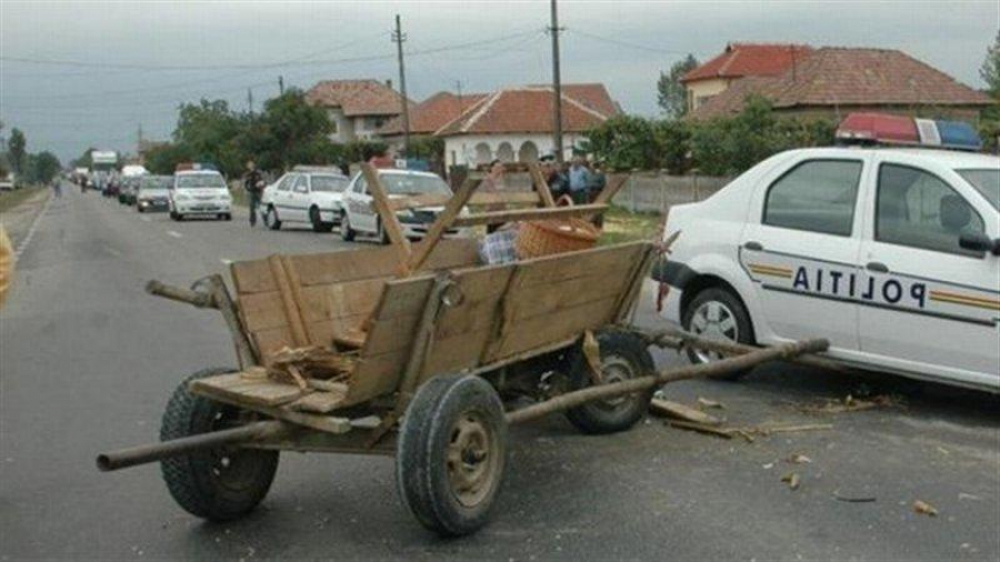 OAȘ. Un căruțaș a fugit de la locul accidentului. Un motociclist a lovit în plin căruța, 2 victime la Urgență