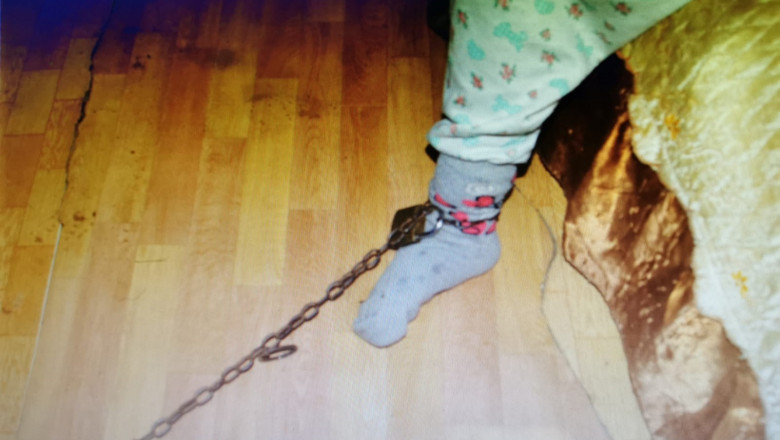 FOTO. Fetiţă (10 ani) ținută captivă de bunica ei. Copila era legată de pat cu un lanţ