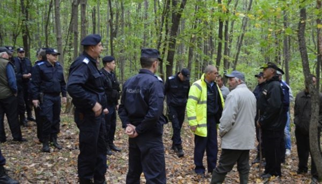 Șofer fugar, prins după o cursă nebună: a abandonat BMW-ul și a fugit în pădure cu pasagerele, după ce a văzut jandarmii