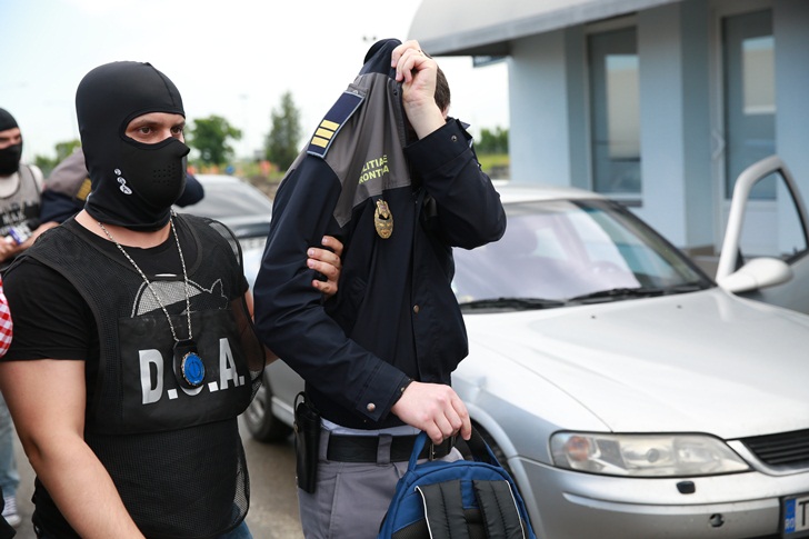 Polițistul care lua șpagă pe bandă rulantă și ducea șoferi străini la bancomat, ca să-i „ajute” să-l mituiască
