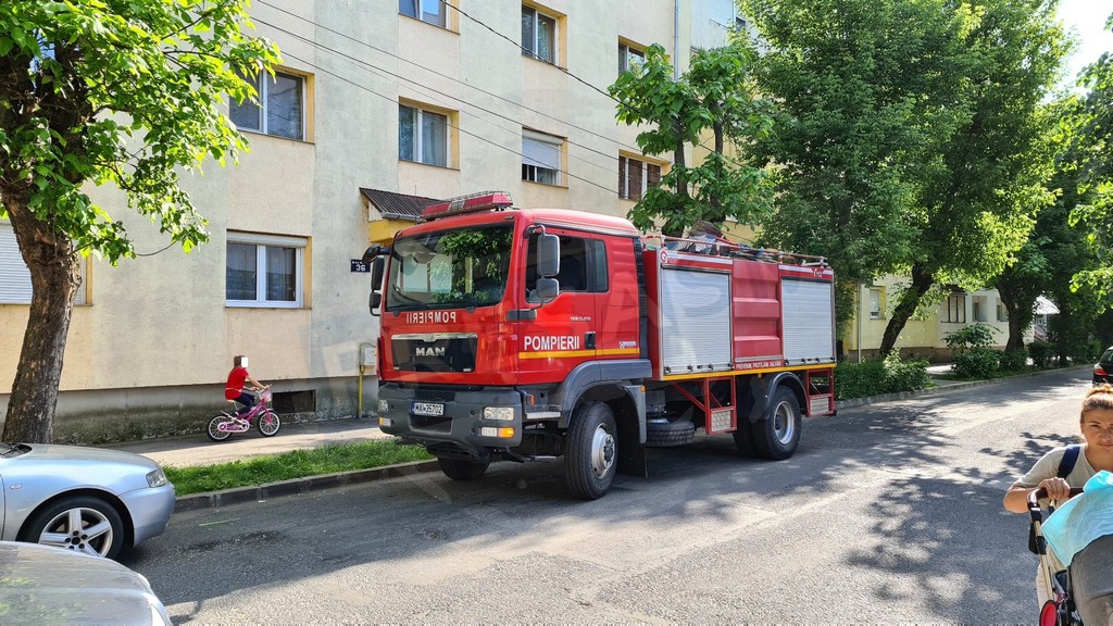 Bărbat găsit decedat în locuința sa din municipiul Satu Mare. Pompierii au spart ușa