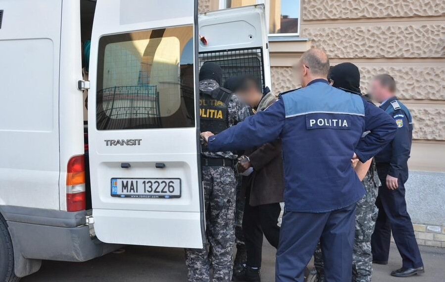 S-a trezit cu polițiștii sătmăreni la ușă. Bărbatul din Sălaj își va petrece următorii trei ani după gratii