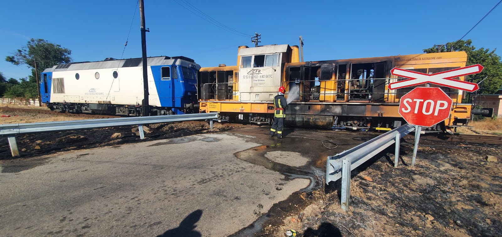 FOTO. Locomotivă în flăcări pe calea ferată Satu Mare - Oradea. Eroism al mecanicului, pasageri salvați