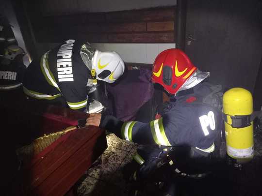 FOTO/VIDEO. 16 copii au ajuns la spital după ce o pensiune din țară a luat foc. Anterior a avut activitatea suspendată
