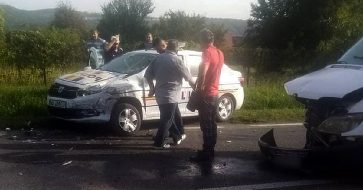 FOTO. Pățania unui șofer român. A vrut să scape de radar și s-a ciocnit de mașina de poliție